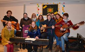 Simone Harrer (r.) und Ronja Hinterkörner (Mitte) überreichten die ersungene Spende für Menschen in Rumänien an Sr. Ingrid Sturm.