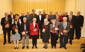 Die Geehrten mit Bischof Manfred Scheuer, Generalvikar Severin Lederhilger und Ordinariatskanzler Christoph Lauermann.
